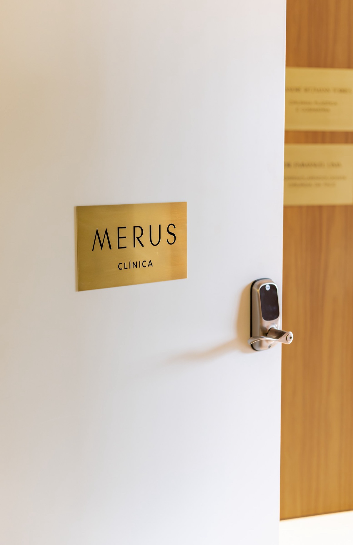 Placa da Clínica Merus na entrada, em Curitiba